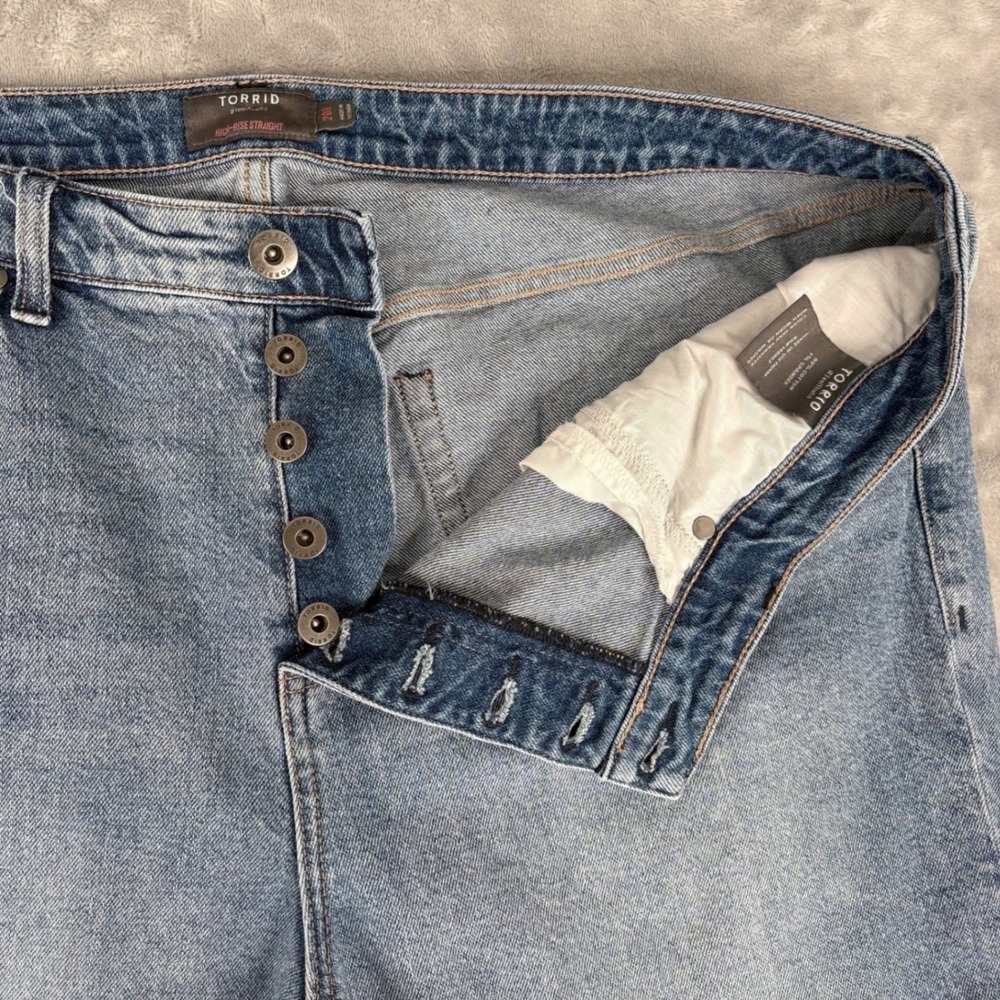 Torrid High Rise Straight Button Fly Light Wash Jeans Women Cropped 20R (42x26) - Picture 7 of 16